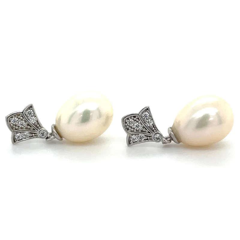 Floral design earrings-9ct White Gold Pearl Stud Earrings